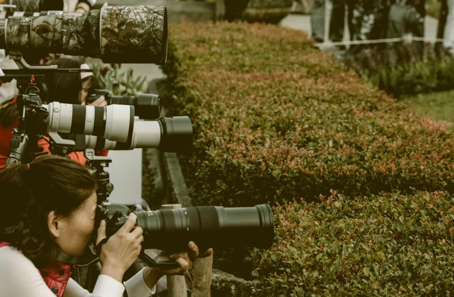 Fotograf in einer Menschenmenge beim Dokumentieren